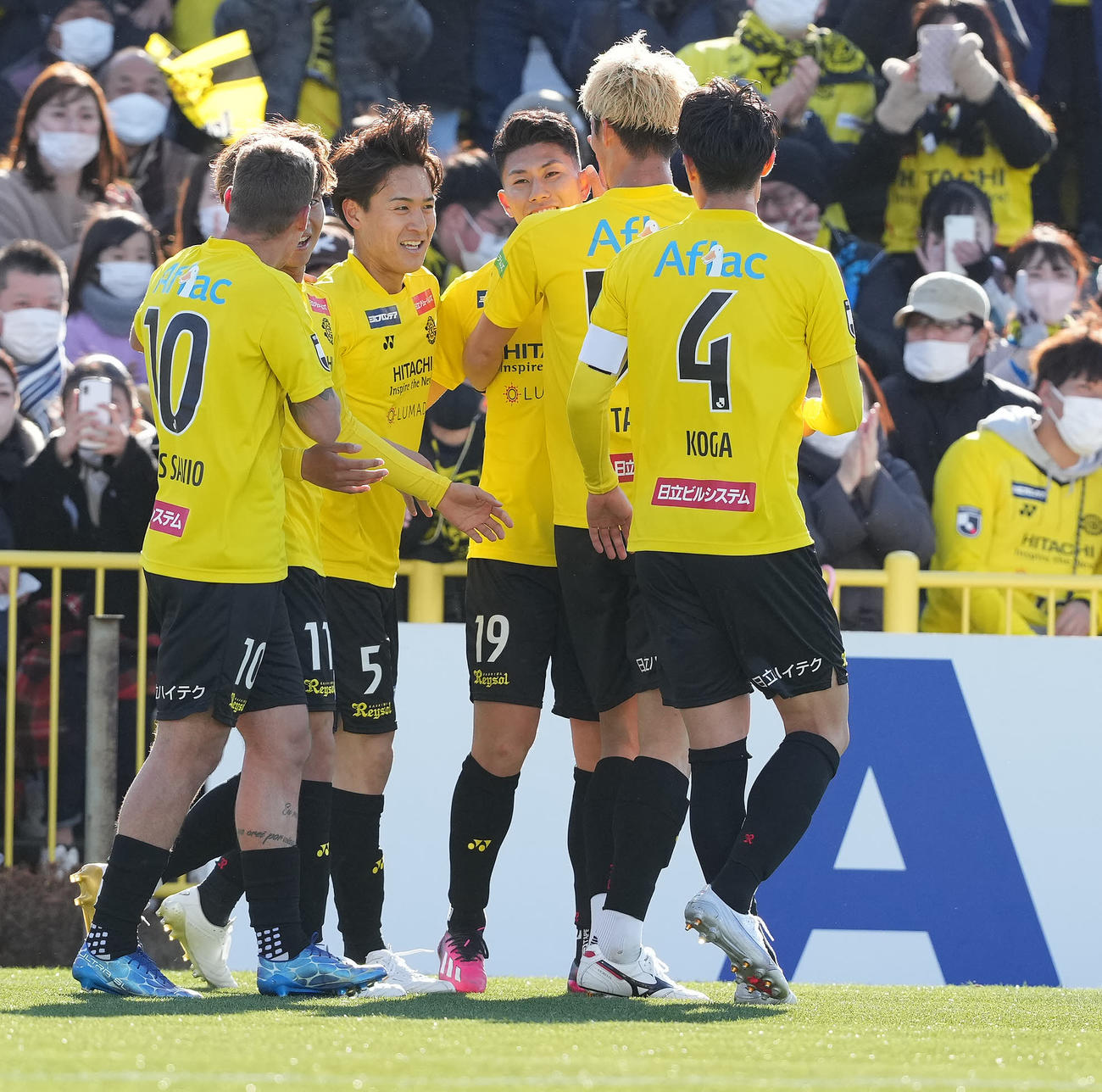 柏対FC東京　前半、先制ゴールを決め喜ぶ柏細谷（中央）（撮影・鈴木みどり）
