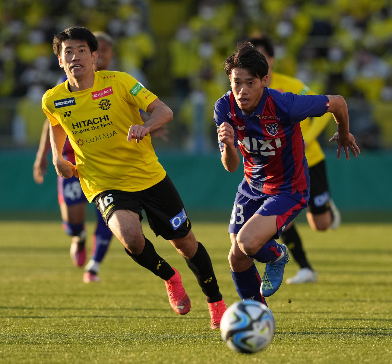 柏対FC東京　後半、ボールを追うFC東京俵積田（右）（撮影・鈴木みどり）