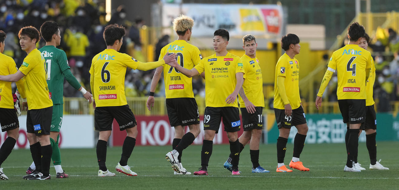 柏対FC東京　FC東京と引き分け、引き揚げる柏イレブン（撮影・鈴木みどり）