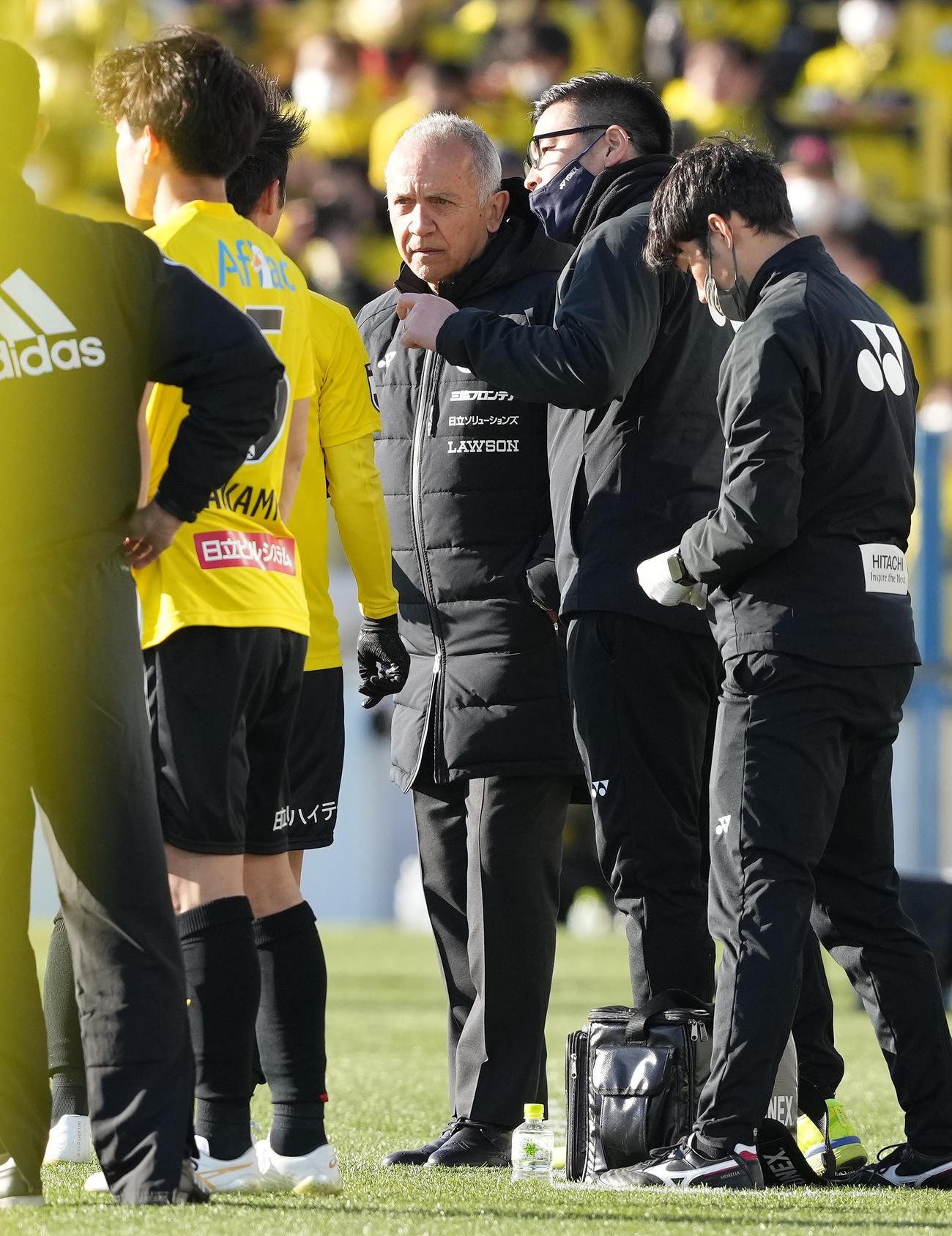 柏対FC東京　前半、選手に指示を出す柏ネルシーニョ監督（中央）（撮影・鈴木みどり）