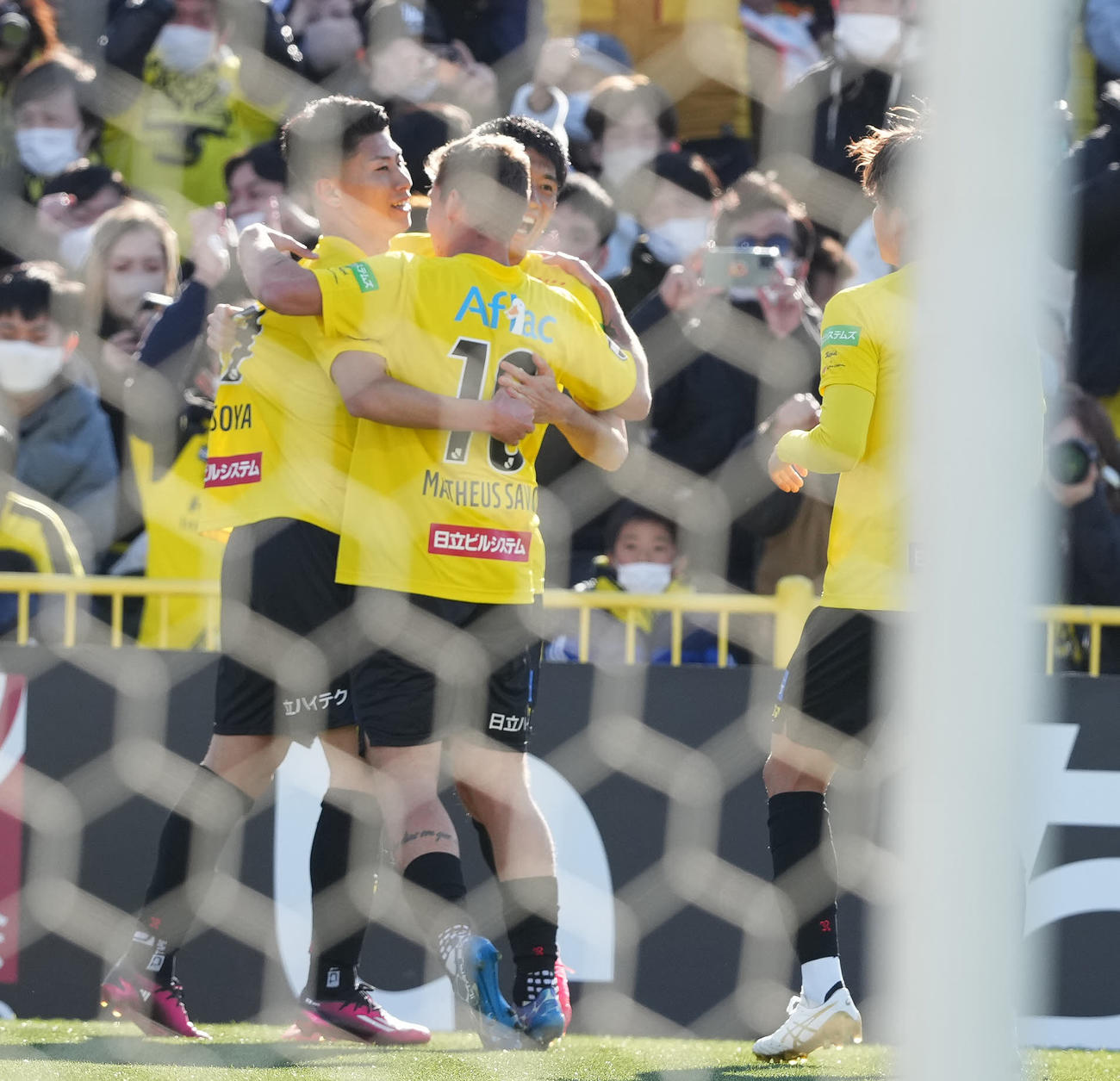 柏対FC東京　前半、先制ゴールを決め喜ぶ柏細谷（左）（撮影・鈴木みどり）
