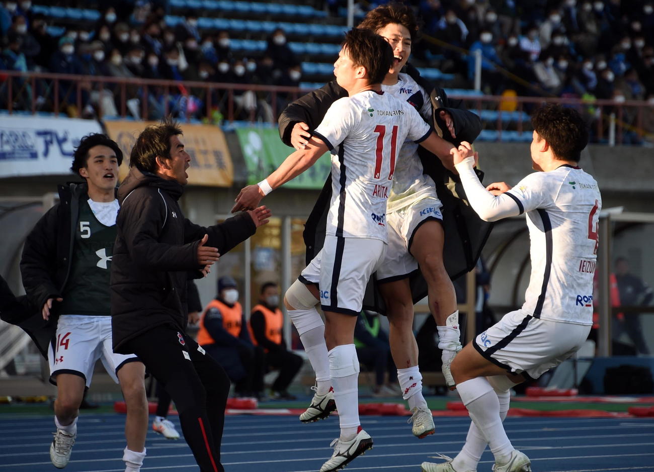 水戸対いわき　後半、同点ゴールに歓喜するFW有田（中央手前）らいわきの選手たち（撮影・山田愛斗）