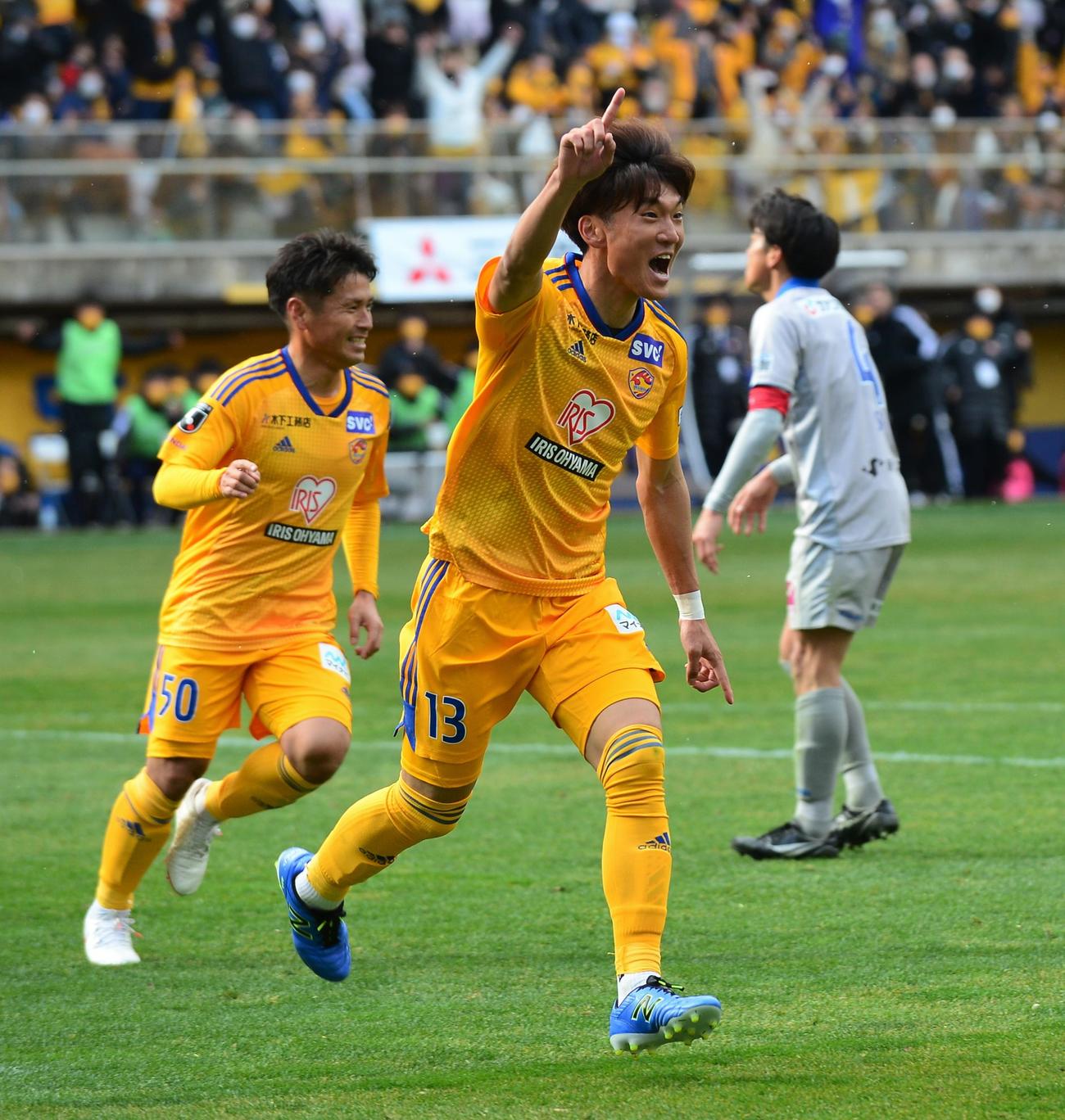 後半45分、決勝弾を決め、雄たけびを上げる仙台FW山田（中央）（撮影・佐藤究）