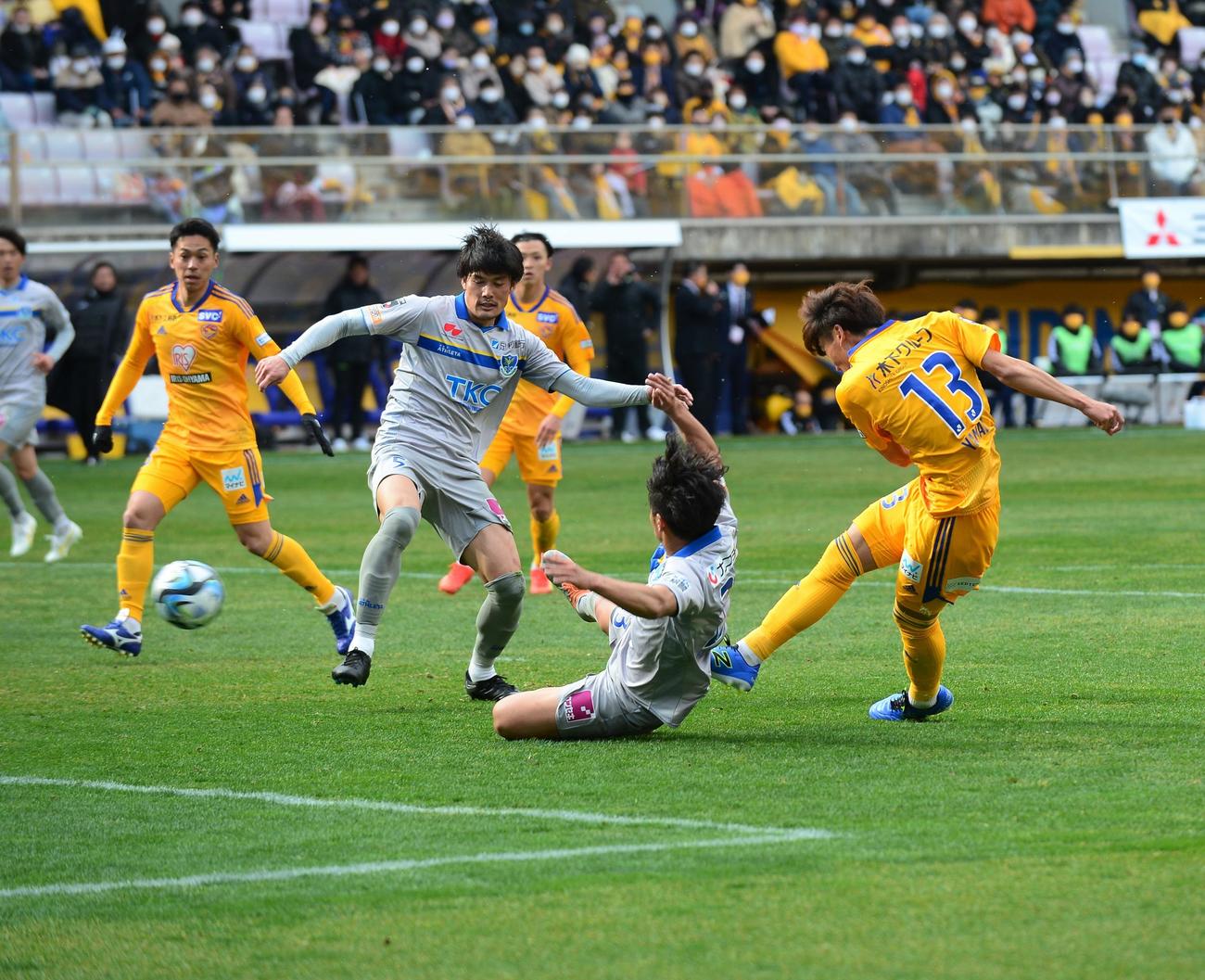 後半45分、決勝弾を決めるJ2仙台FW山田（右）（撮影・佐藤究）