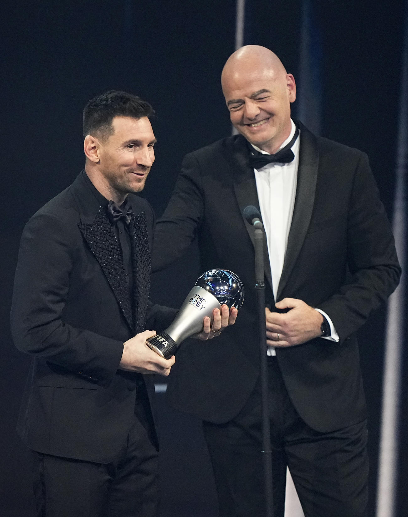 FIFAインファンティノ会長（右）から最優秀選手トロフィーを贈られるメッシ（AP）