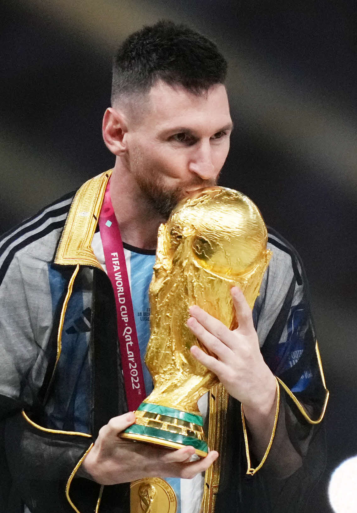 サッカーワールドカップ（W杯）カタール大会　W杯トロフィーにキスをするアルゼンチン・メッシ（2022年12月撮影）