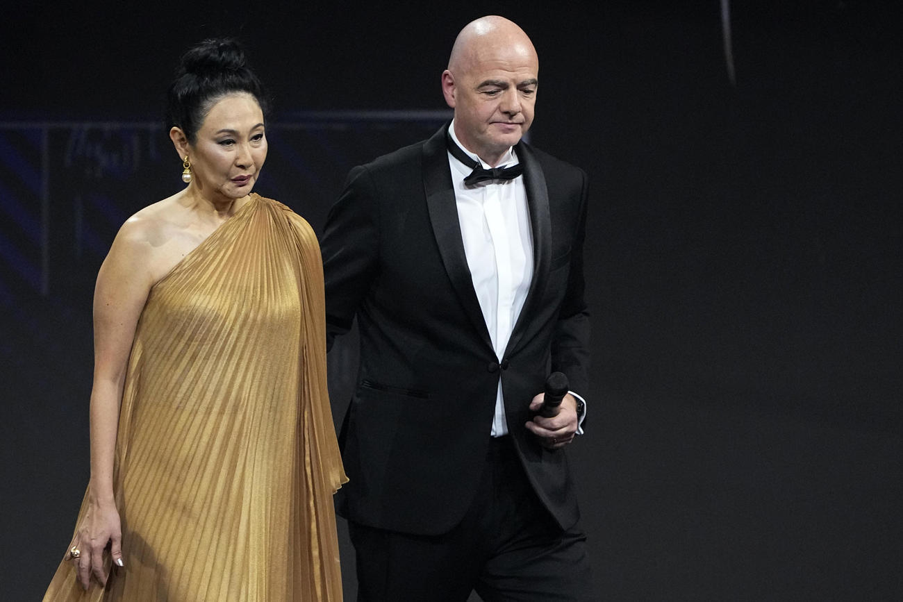 元ブラジルのレジェンド故ペレ氏に特別賞が贈られ、ペレの妻マルシア・アオキさん (左)はジャイロ・インファンティノ会長と登場する(AP）