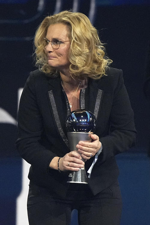 最優秀女子監督賞のサリナ・ウィグマン(AP)