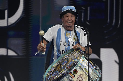 ファン賞を獲得したアルゼンチンのファン、トゥロ・ボンボさん (AP）