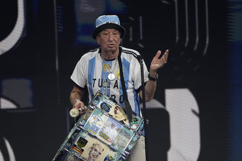 ファン賞を獲得したアルゼンチンのファン、トゥロ・ボンボさん (AP）