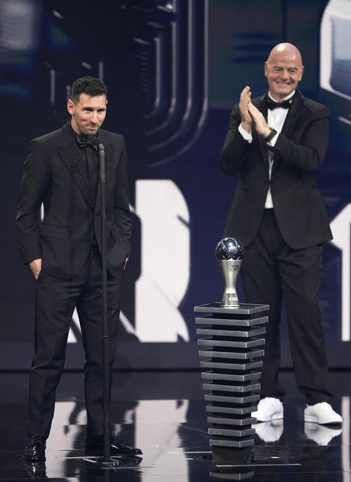 FIFAの男子最優秀選手を贈られたメッシ。右はインファンティノFIFA会長（AP)