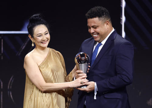 特別賞を受賞した故ペレ氏の妻マルシア・アオキさんがトロフィーを受け取る（AP)