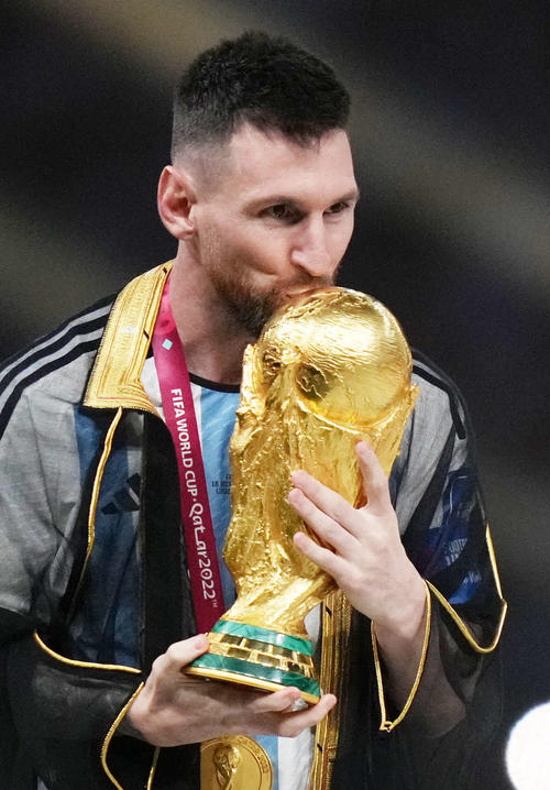 サッカーワールドカップ（W杯）カタール大会　W杯トロフィーにキスをするアルゼンチン・メッシ（2022年12月撮影）