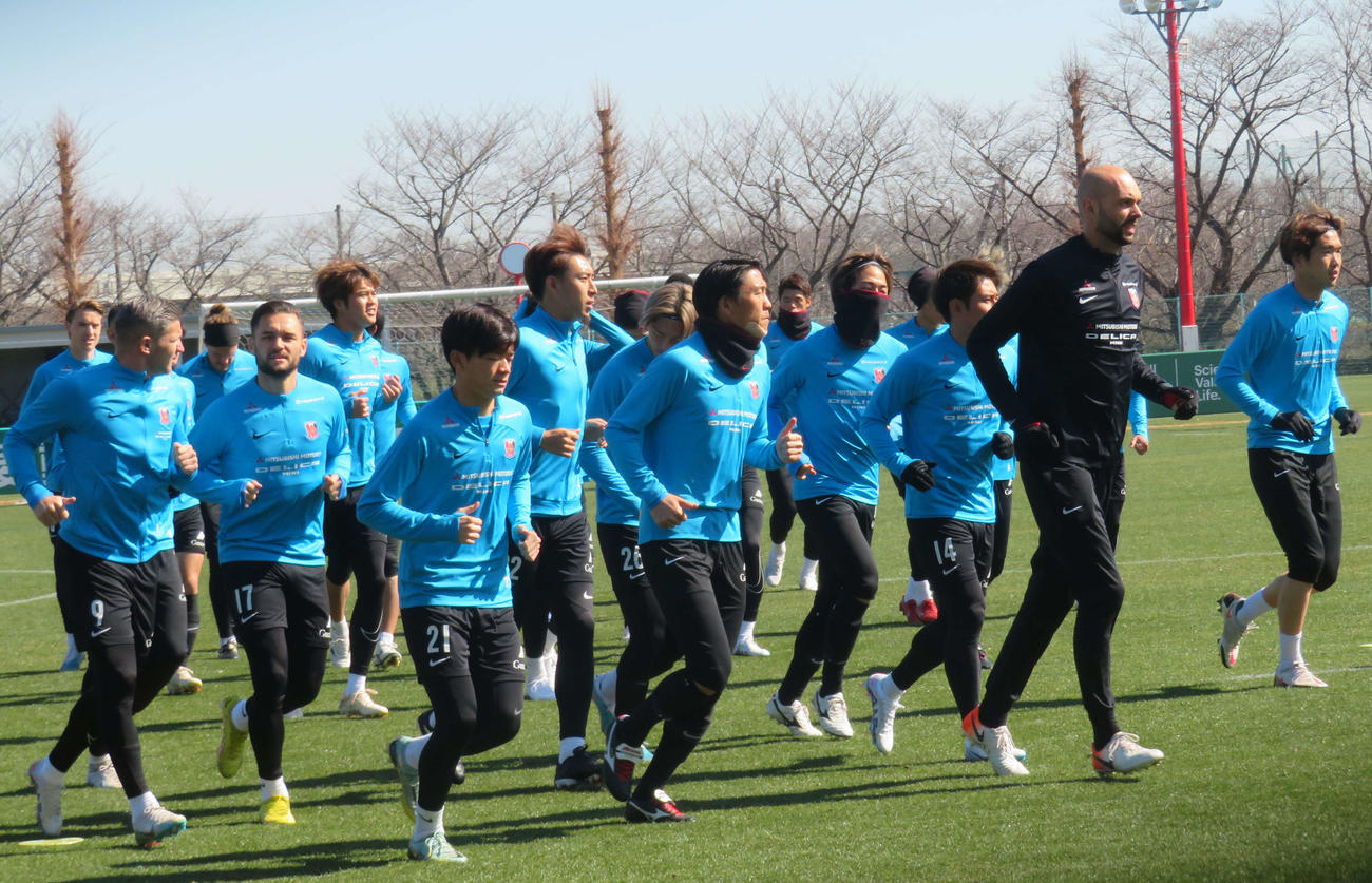 ランニングを行う浦和の選手たち（撮影・磯綾乃）