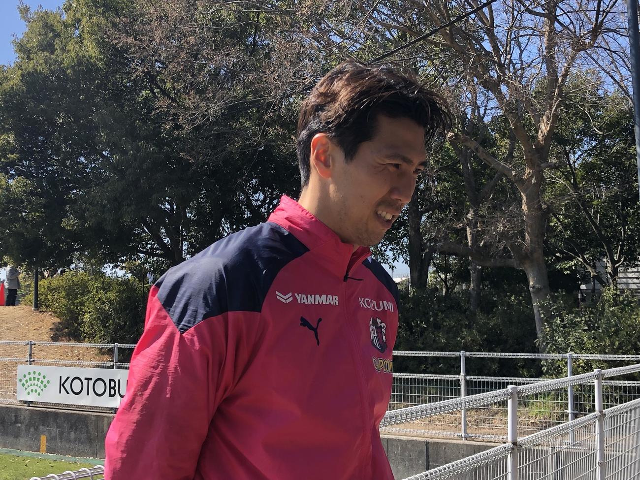 練習後に取材に応じるC大阪の元韓国代表GKキム・ジンヒョン