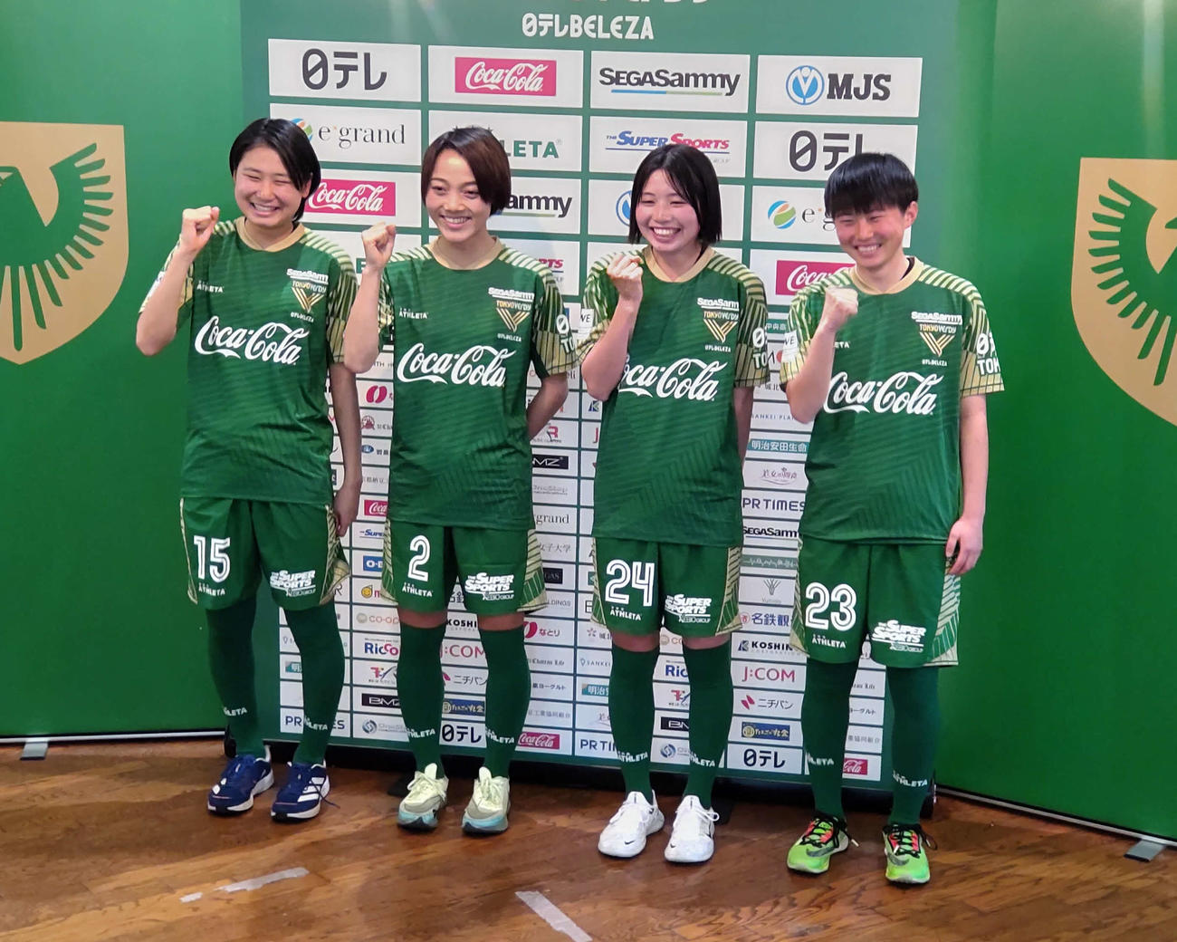日テレ・東京ヴェルディベレーザの新加入選手会見に出席した（左から）土方、木崎、柏村、氏原