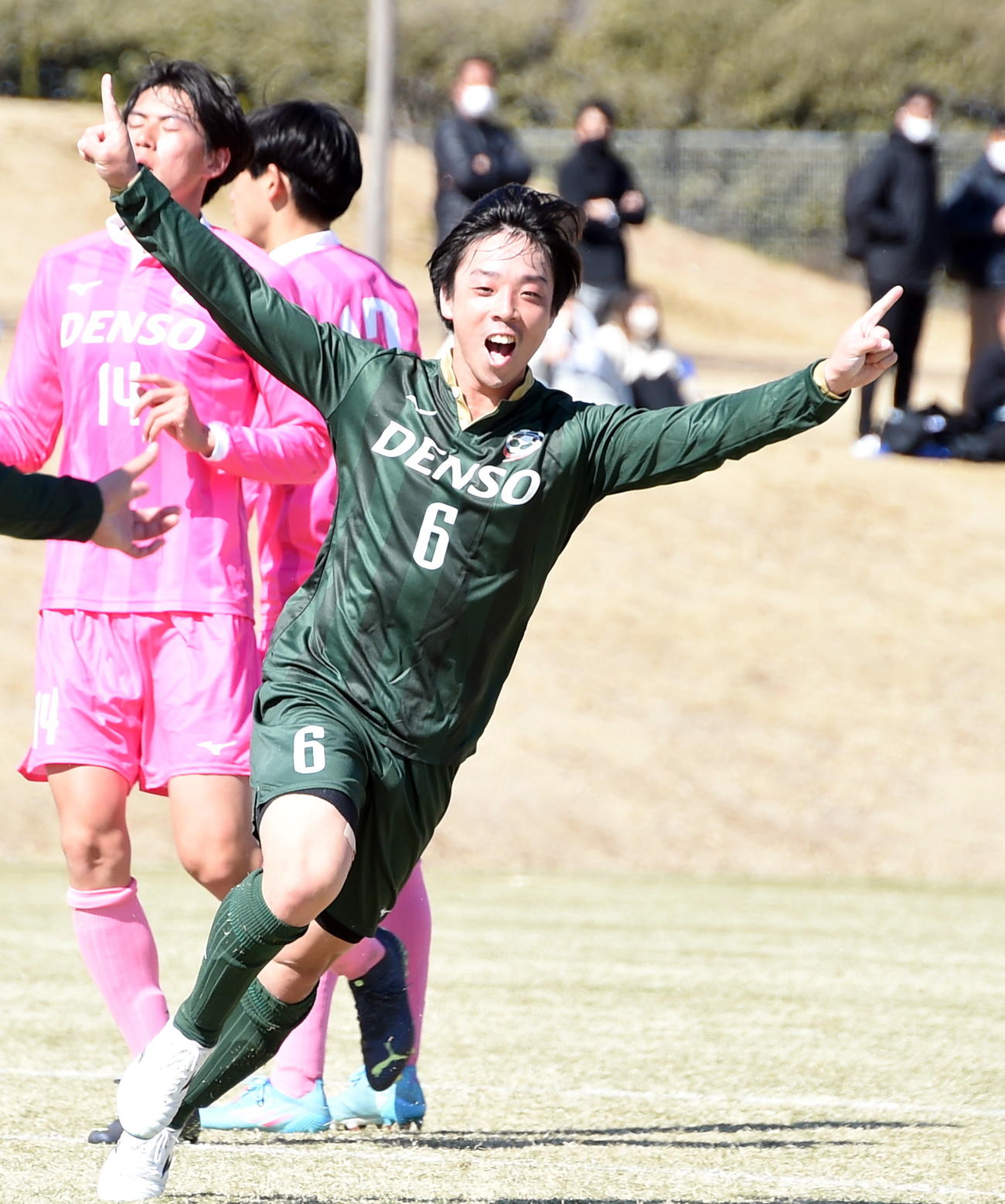 28日、関東選抜B戦の後半に追加点を奪い、両手を広げて歓喜する東北選抜MF得能（撮影・山田愛斗）