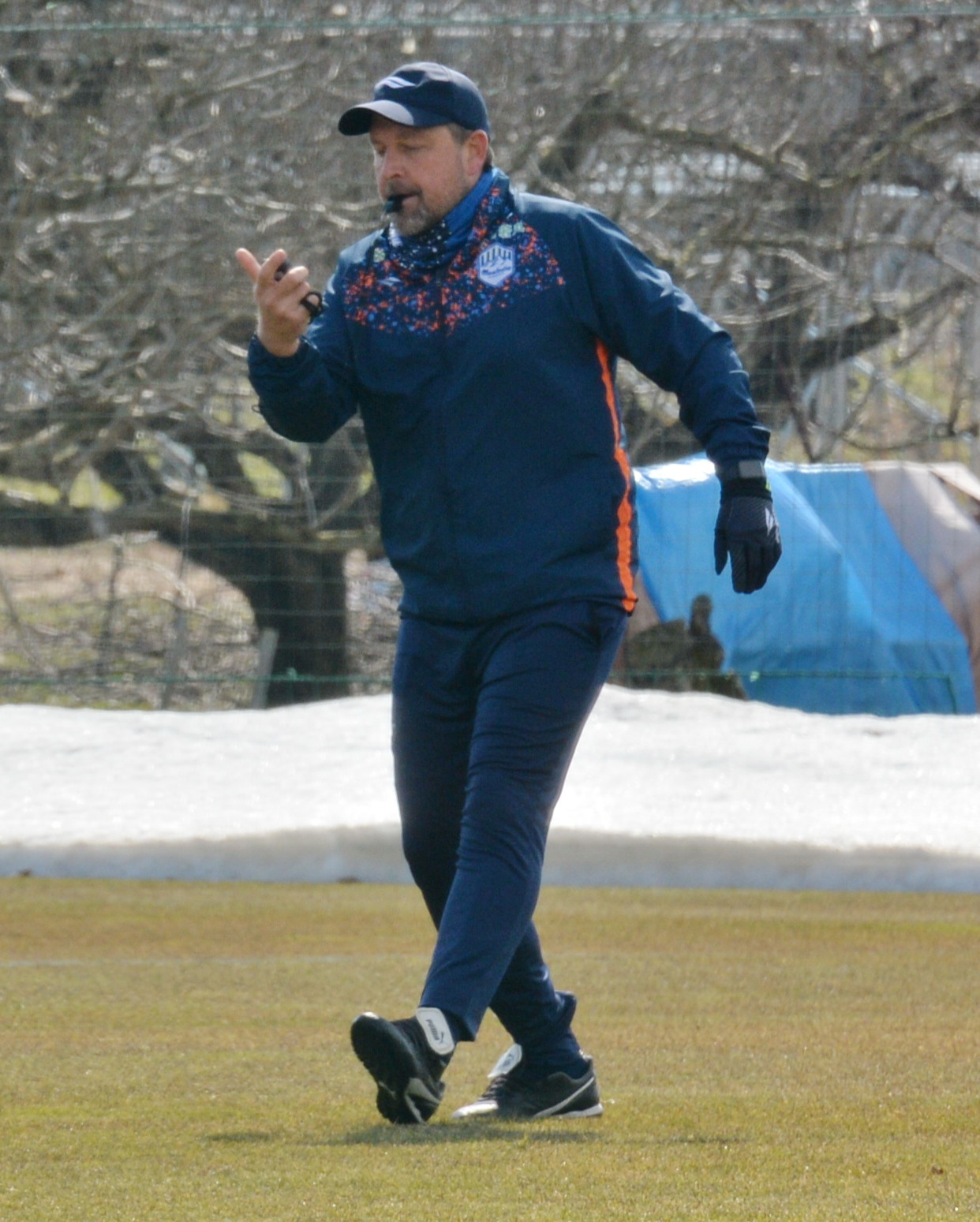 選手に指示を与えるクラモフスキー監督