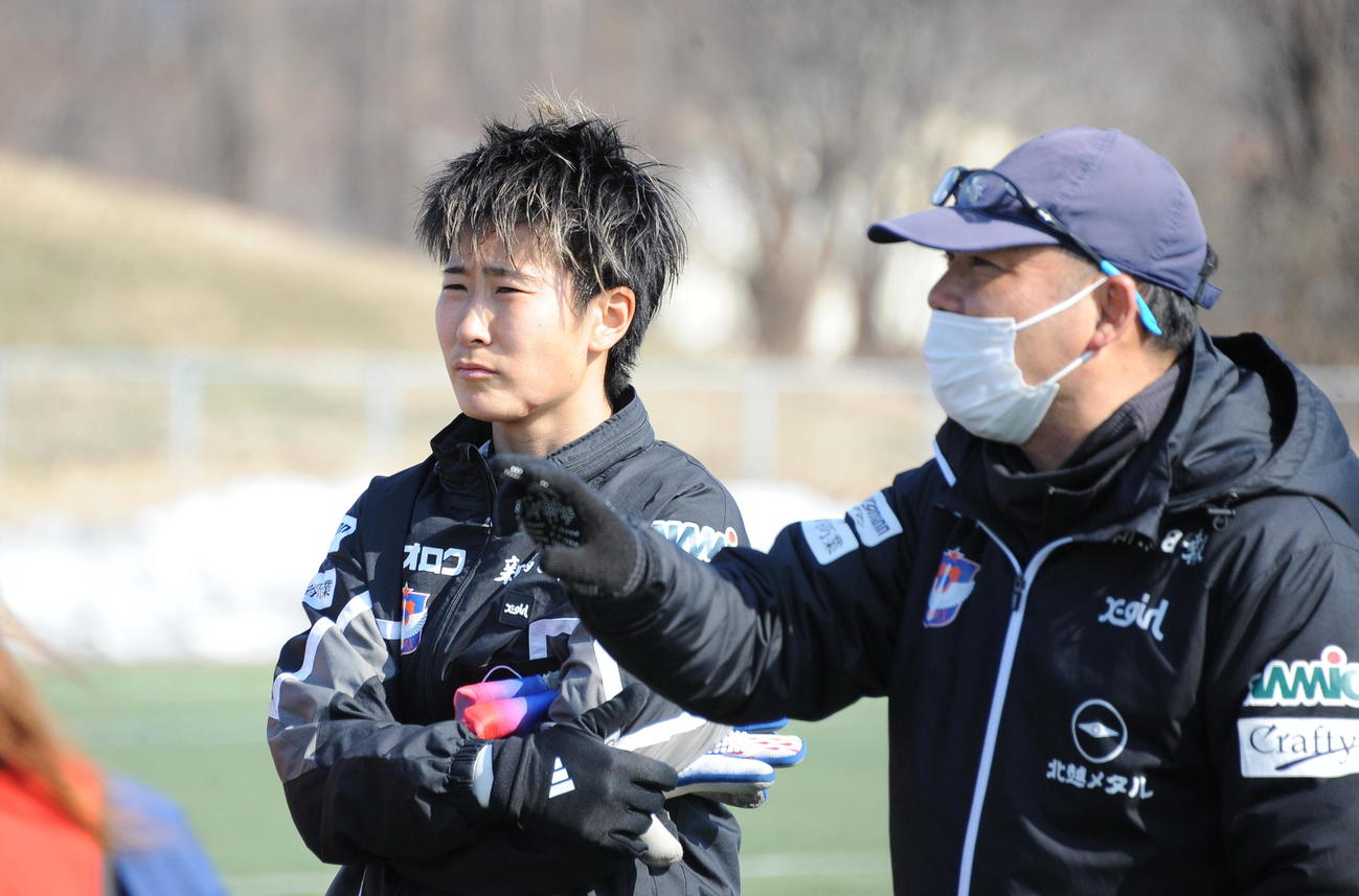 村松監督（右）の話に耳を傾ける平尾