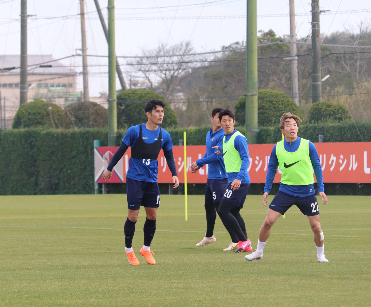 横浜FC戦に向け調整する鹿島FW知念（左）