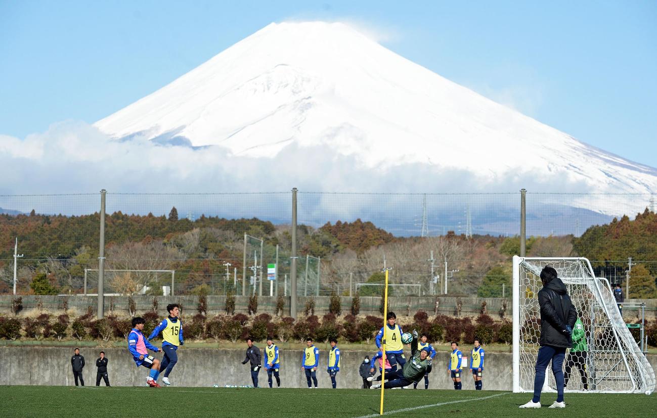 富士山を望むグラウンドで調整に励む沼津の選手たち