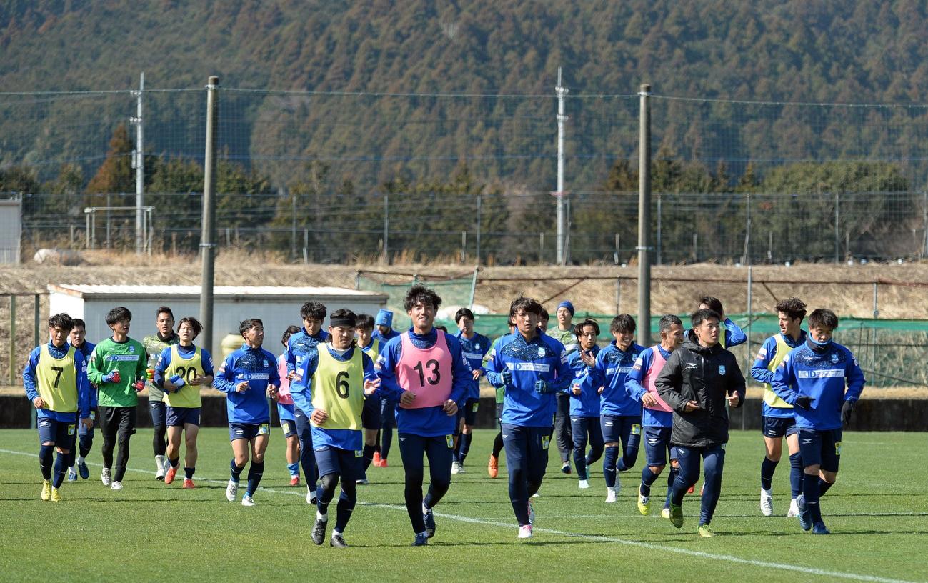 そろってジョギングする沼津の選手たち