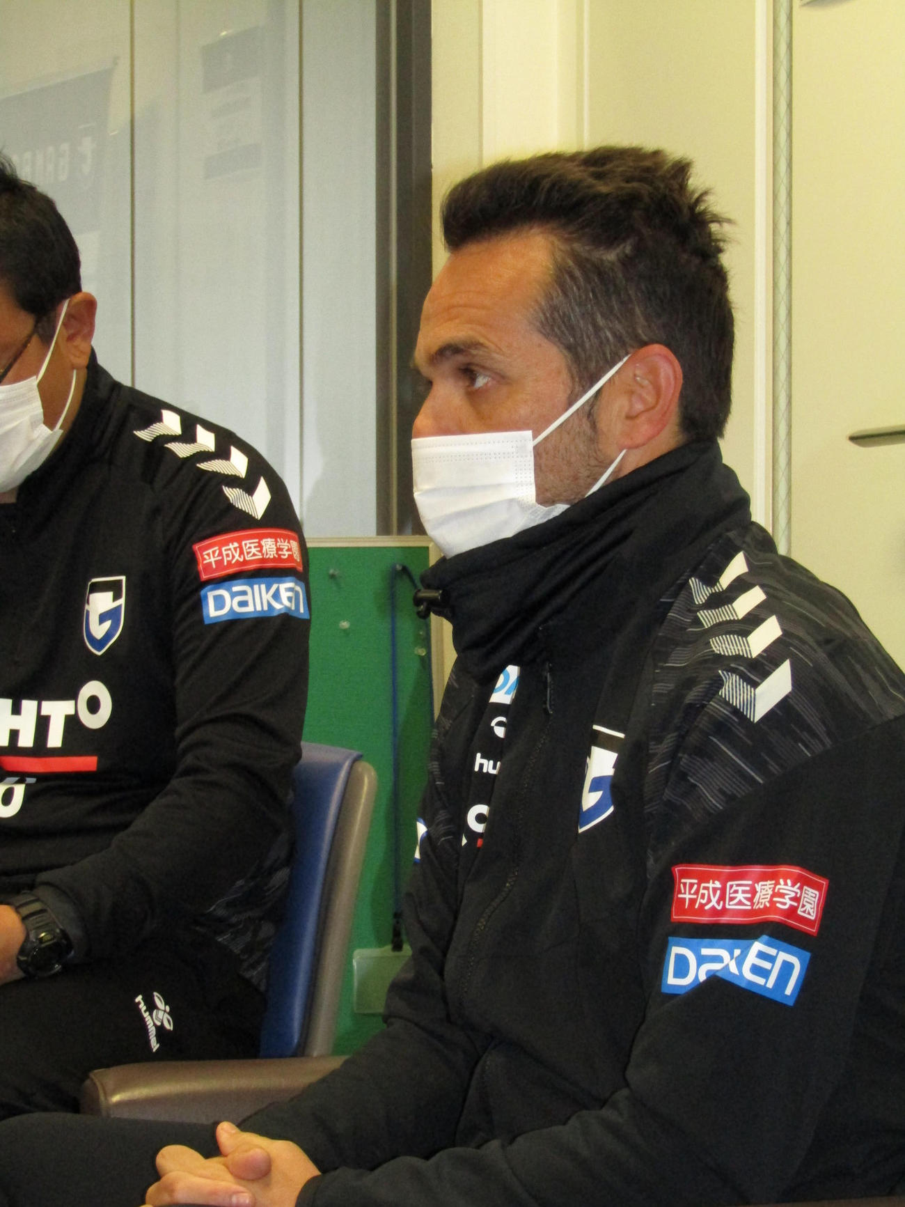 取材に応じるG大阪ポヤトス監督