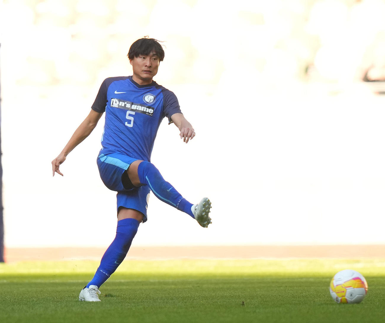 全日本大学サッカー選手権決勝でプレーする桐蔭横浜大・高吉正真（2023年1月1日撮影）