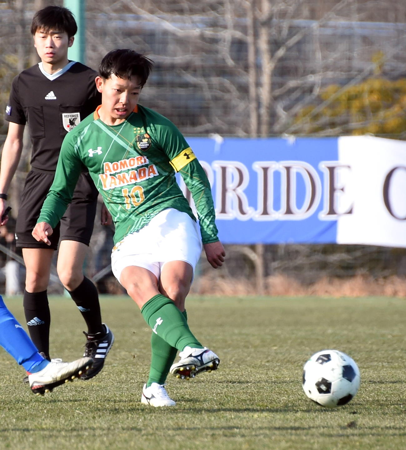 1月の東北新人サッカー決勝でパスを出す青森山田MF芝田