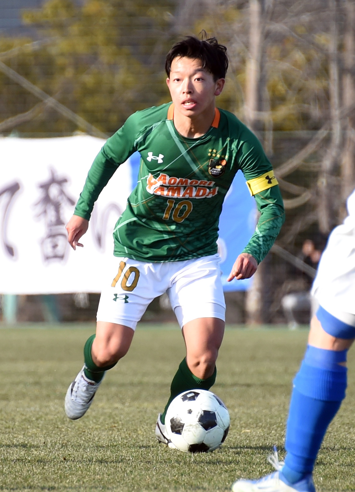 1月の東北新人サッカー決勝でボールをキープする青森山田MF芝田