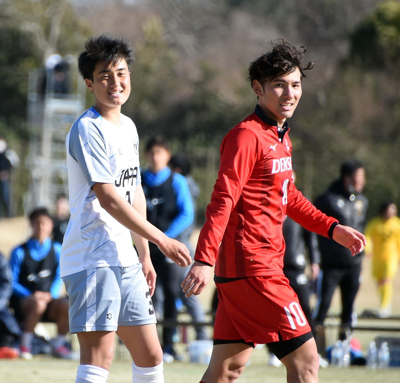 2月28日、明大でチームメートになる関東選抜A・MF佐藤（右）と対戦した日本高校選抜DF多久島