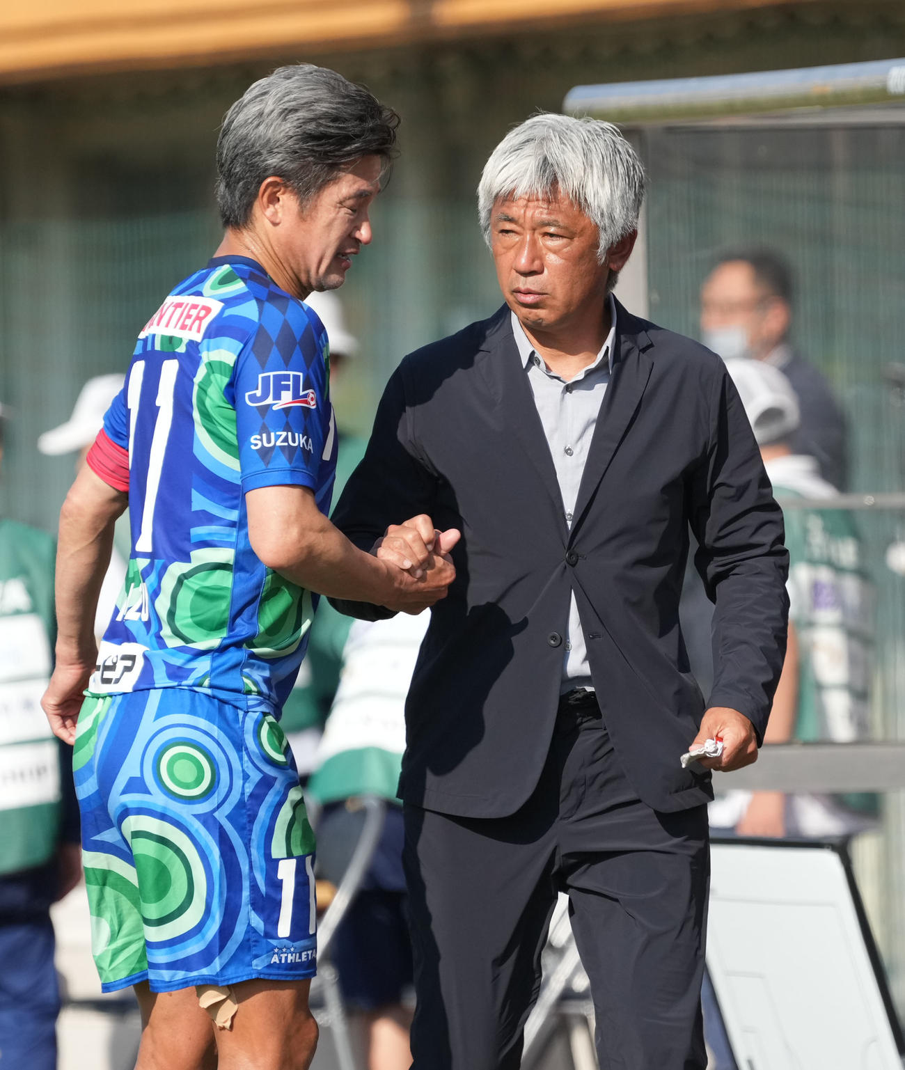 カズと握手する鈴鹿ポイントゲッターズ三浦泰年監督（右）（2022年11月撮影）