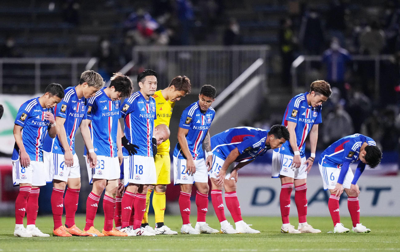 横浜対広島　試合を終えあいさつをする横浜イレブン（撮影・横山健太）