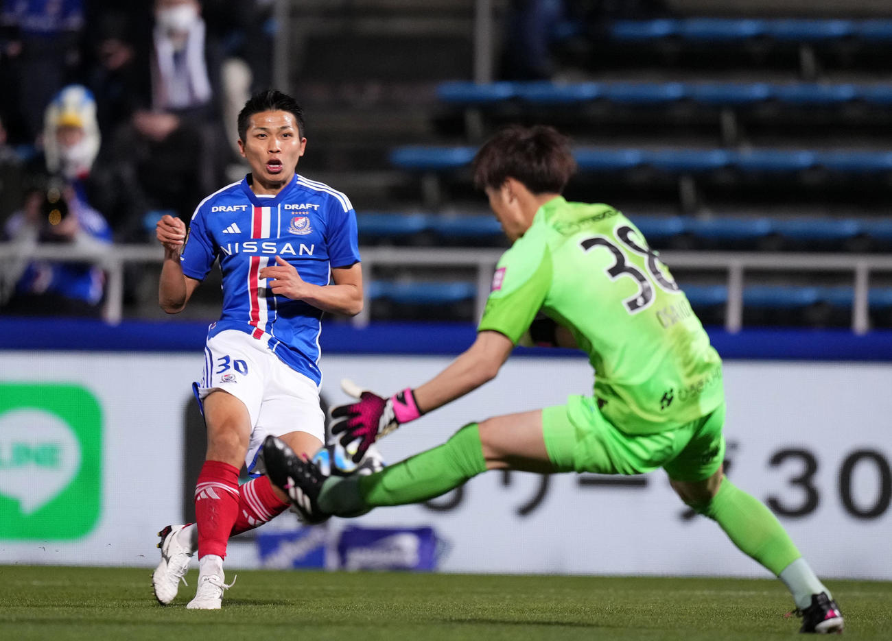 横浜対広島　前半、広島GK大迫（右）にシュートを止められる横浜西村（撮影・横山健太）