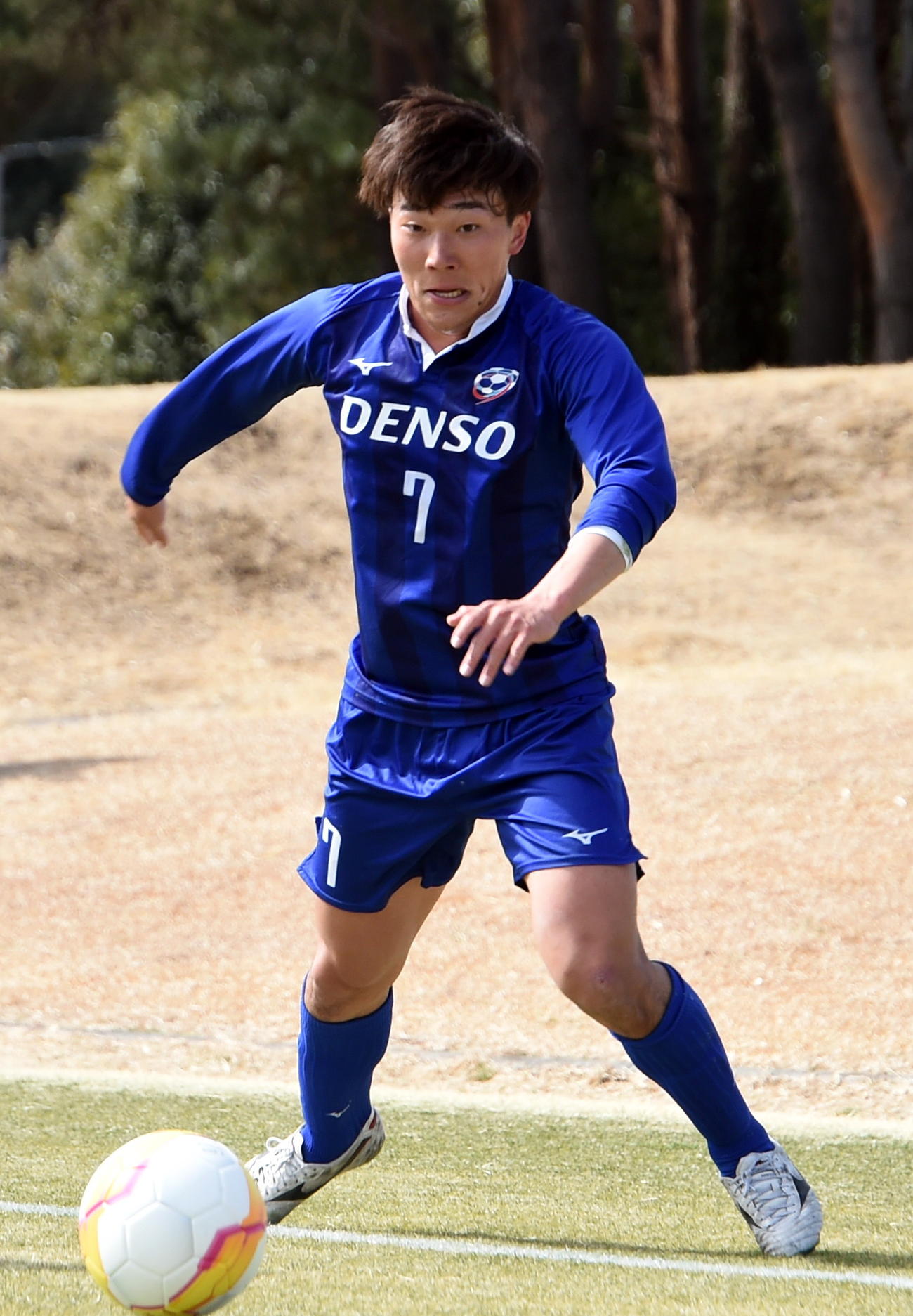 1日、東北選抜戦でサイドから攻め込むU－20全日本選抜FW名須川（撮影・山田愛斗）
