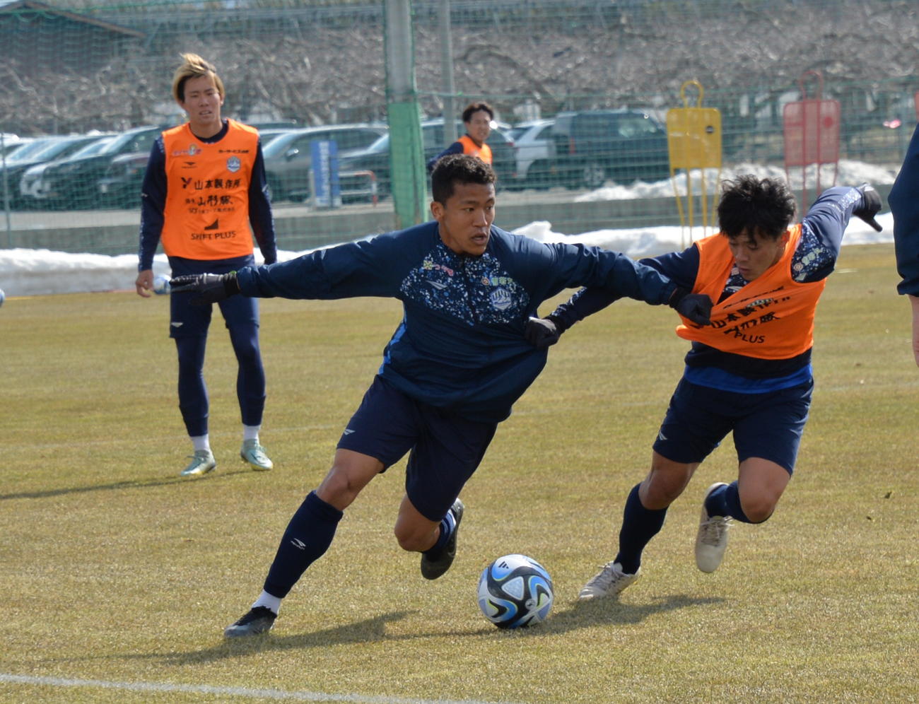 球際で競り合う山形MFイサカ（左）