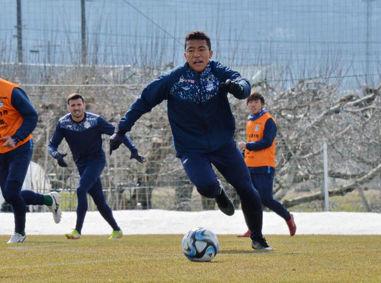 練習中、懸命にボールを追う山形MFイサカ