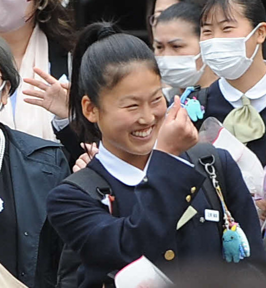 藤枝順心の後輩らに見送られ、笑顔でポーズする正野
