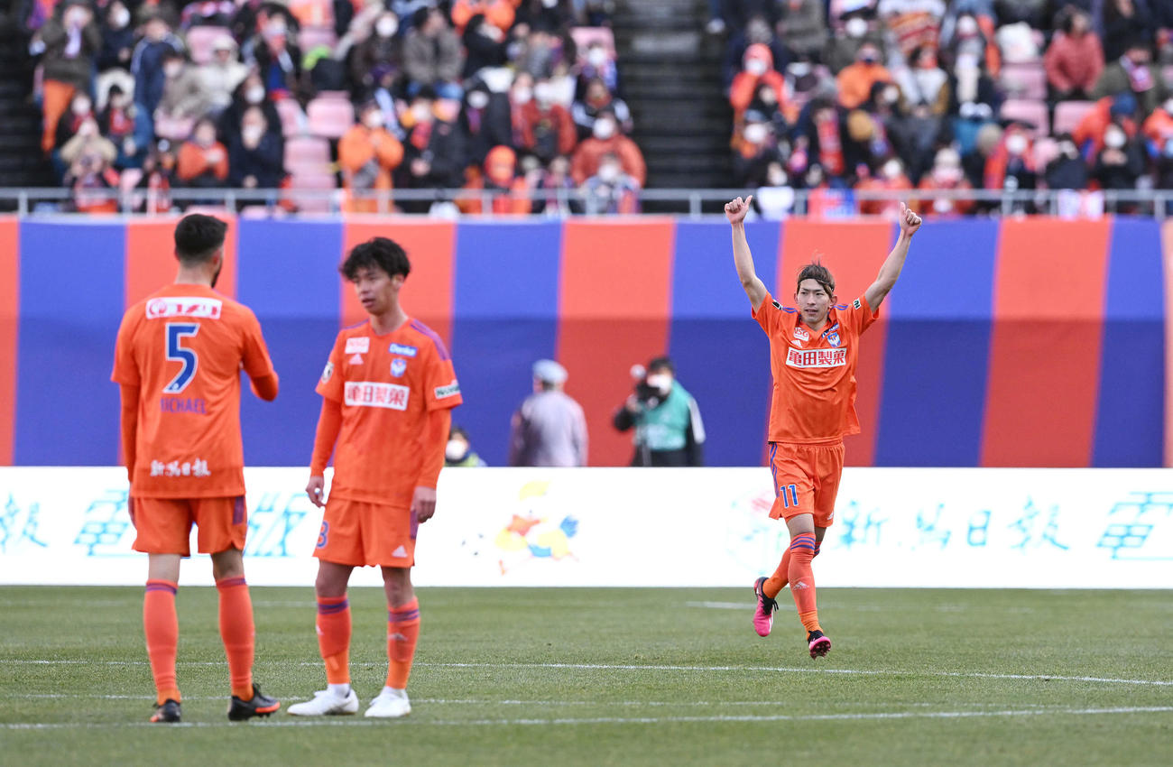 前半、勝ち越しゴールを決めた太田（右）はサポーターに向かって両手を突き上げる（撮影・滝沢徹郎）