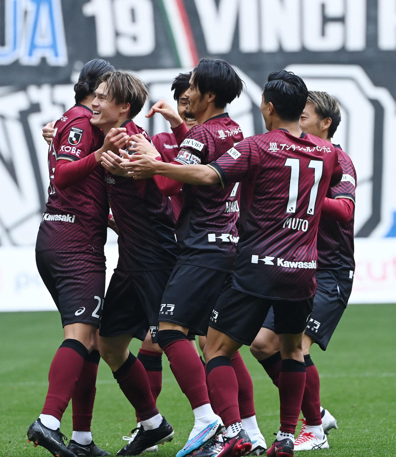 神戸対G大阪　後半、ミドルシュートを左足で決め仲間と喜ぶ神戸酒井（左から2人目）（撮影・和賀正仁）