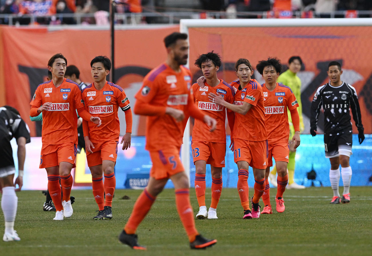 新潟対札幌　前半、ゴールを決めた新潟伊藤（左から4人目）はチームメートから祝福される（撮影・滝沢徹郎）