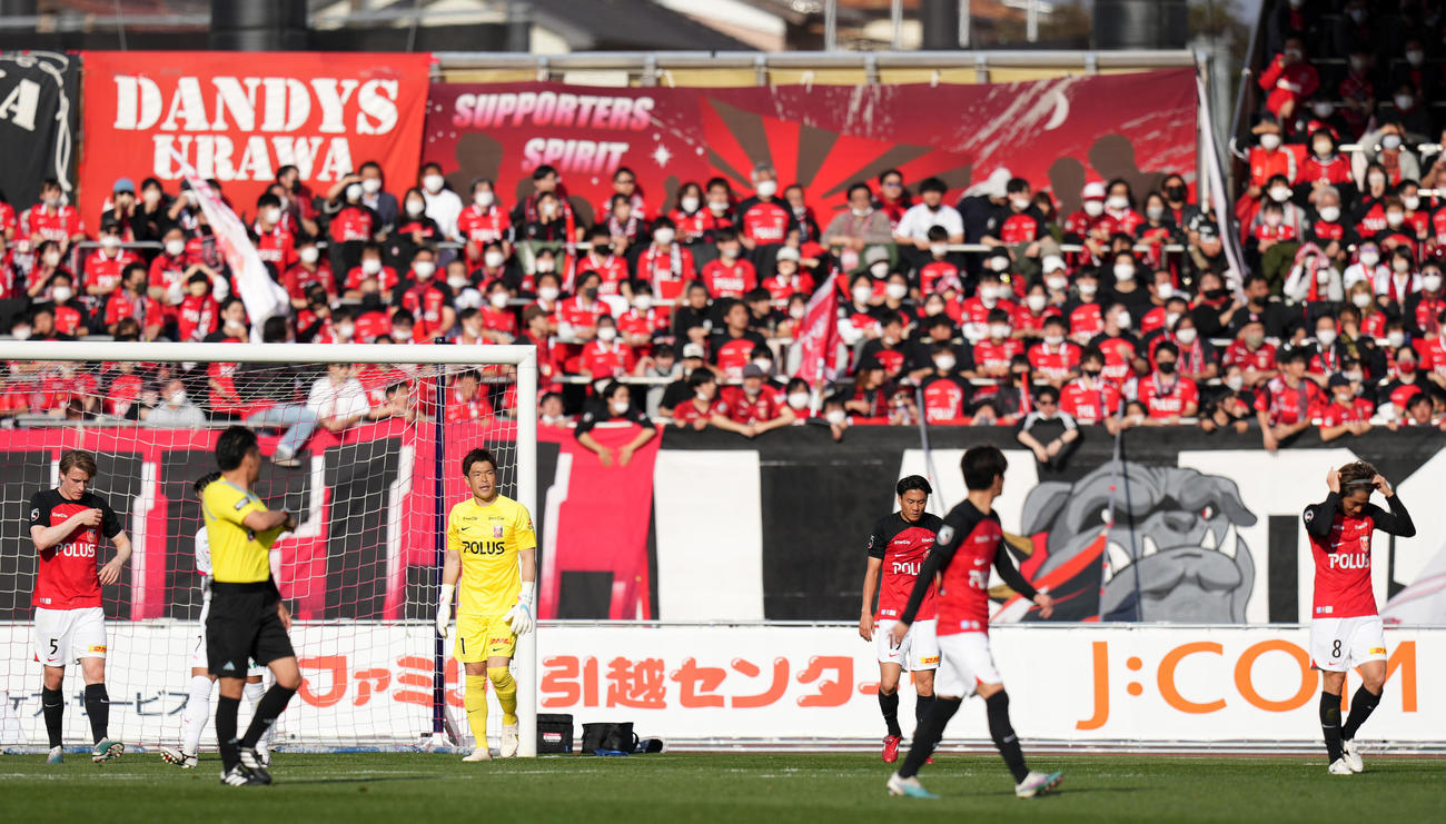 浦和対C大阪　前半、オウンゴールで先制点を奪われ肩を落とす浦和イレブン（撮影・横山健太）