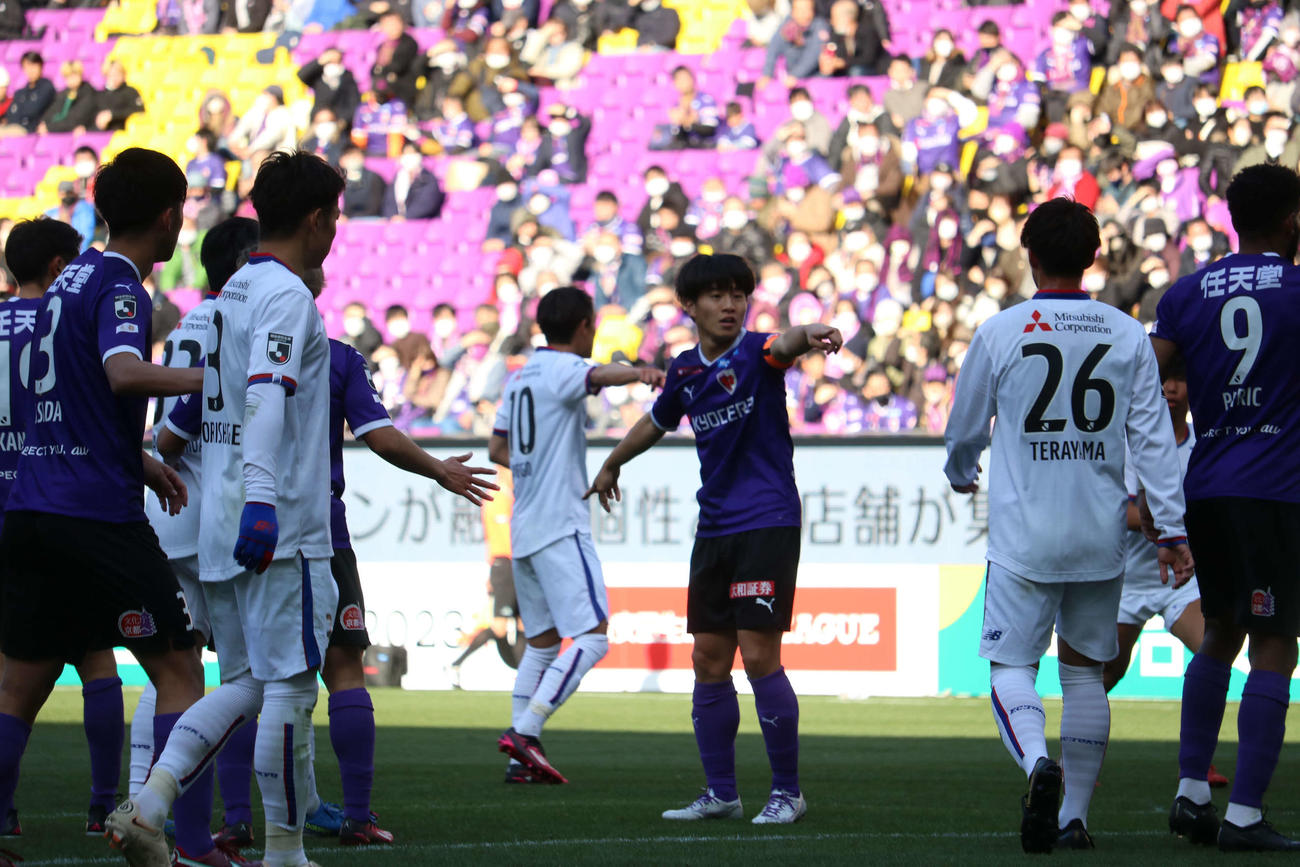 選手に指示を出す京都のMF川崎颯太