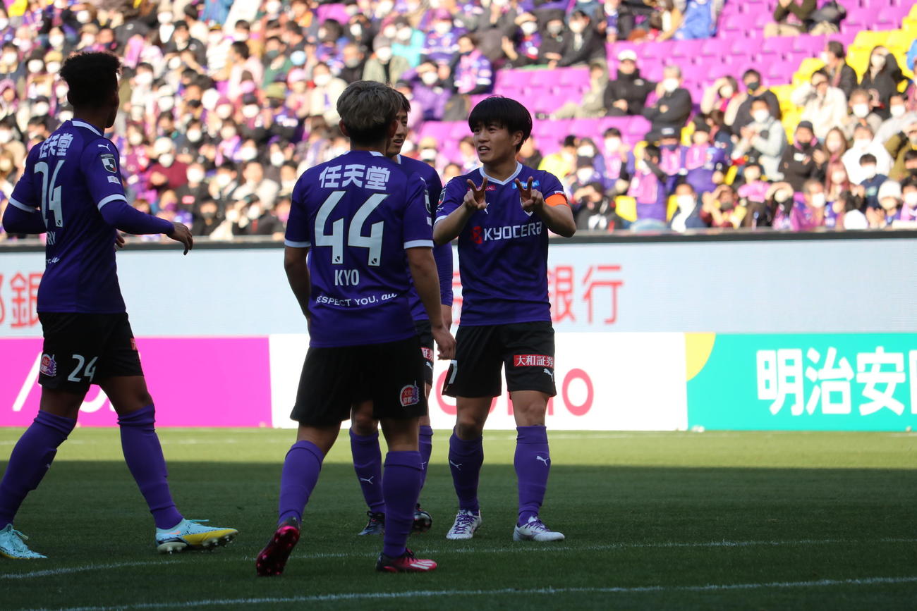 選手に指示を出す京都のMF川崎颯太