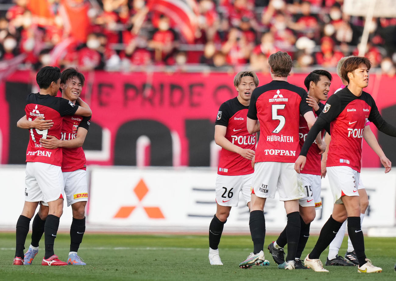 浦和対C大阪　後半、C大阪に勝利し笑顔を見せる安居（左から2人目）ら浦和イレブン（撮影・横山健太）