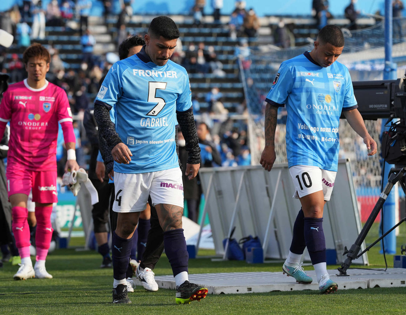 横浜FC対鹿島　鹿島に敗れ浮かない表情のユーリ（中央）とカプリーニ（撮影・鈴木みどり）