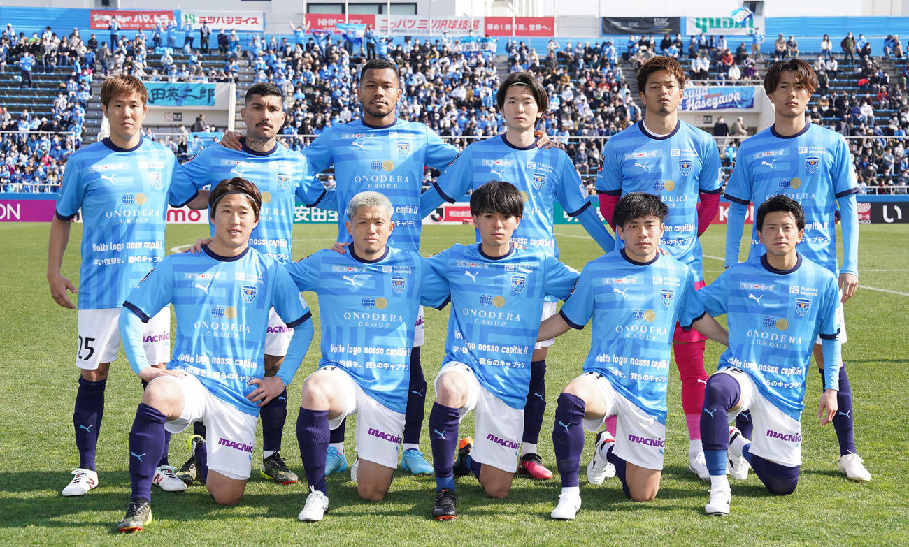 横浜FC対鹿島　負傷でブラジルに帰国したガブリエウへのメッセージが入ったユニホームを着て記念撮影に臨む横浜FCイレブン（撮影・鈴木みどり）