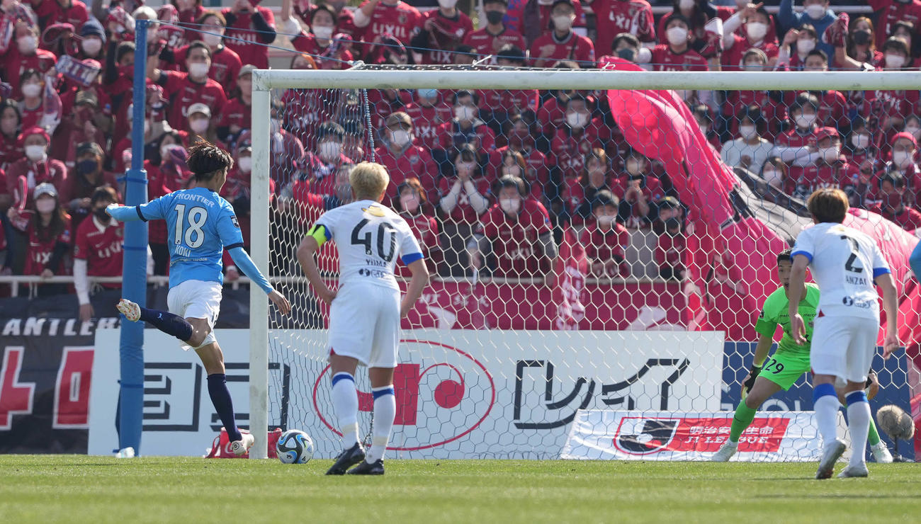 横浜FC対鹿島　前半、PKを決める横浜FC小川（左）（撮影・鈴木みどり）