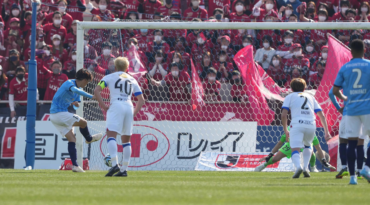 横浜FC対鹿島　前半、PKを決める横浜FC小川（左）（撮影・鈴木みどり）