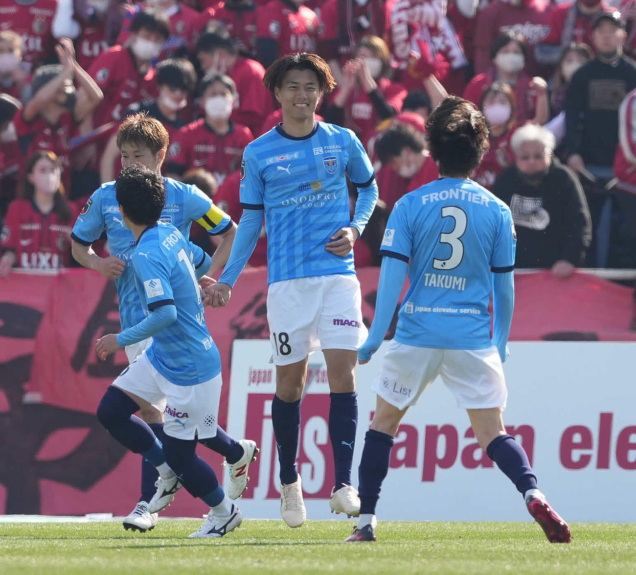 横浜FC対鹿島　前半、PKを決め笑顔の横浜FC小川（中央）（撮影・鈴木みどり）
